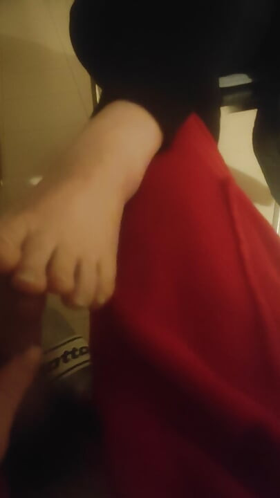 Kaki lembut mengusik zakar