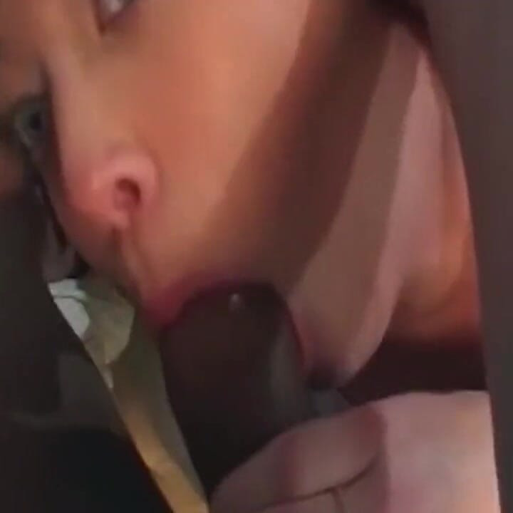 Tynd Brunette Babe Strakt Bredt Af Dunkende Pik Dryppende Sæd