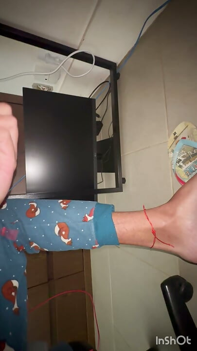Pijama, sik, ayaklar, sana mastürbasyon yapman için emir veriyorum