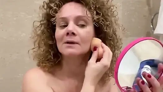 Vollbusige merce make-up komplett nackt