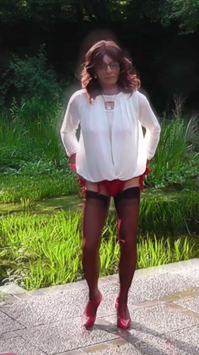 Desfile de Moda Picante - faldas ajustadas y corrida al aire libre sobre organza | Clip 1