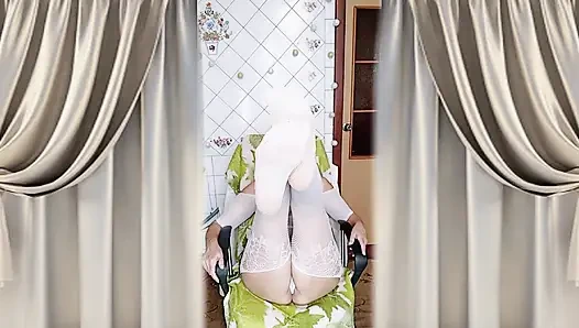 Lukerya si ibu rumah tangga yang ceria lagi asik mengoda pria kulit putih dengan baju jumpsuit transparan di dapur.