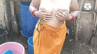 Anita Yadav tomando banho ao ar livre