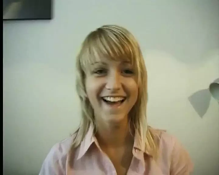 他和金发女郎桑德拉打赌输了，我的第二个表妹是