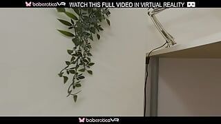 Bambola da sola con i capelli lunghi,Odetta si masturba appassionatamente, in VR