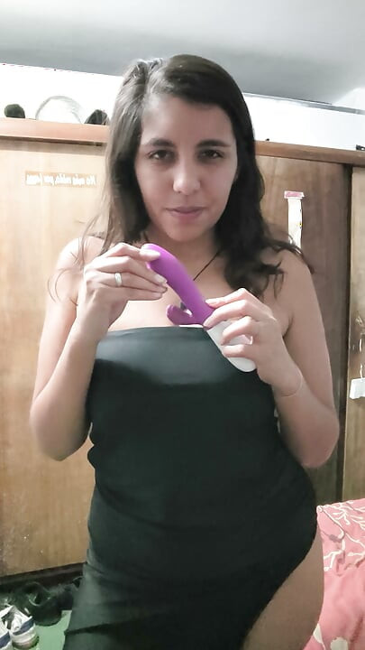 Ang seksi na Venezuelan na babae ay naghubad nang lubusan at ipinapakita ang kanyang magandang katawan