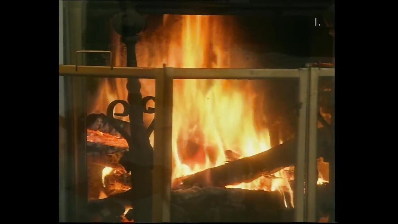 Schöne schöne geile MILF genießt es, einen sex mit doppelter penetration zu bekommen