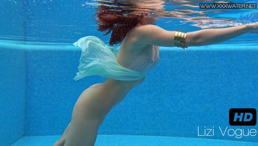 Heetste onderwaterzwemmende babe Lizi Vogue