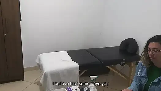Dokter asli memeriksa anus dan payudara pasien.
