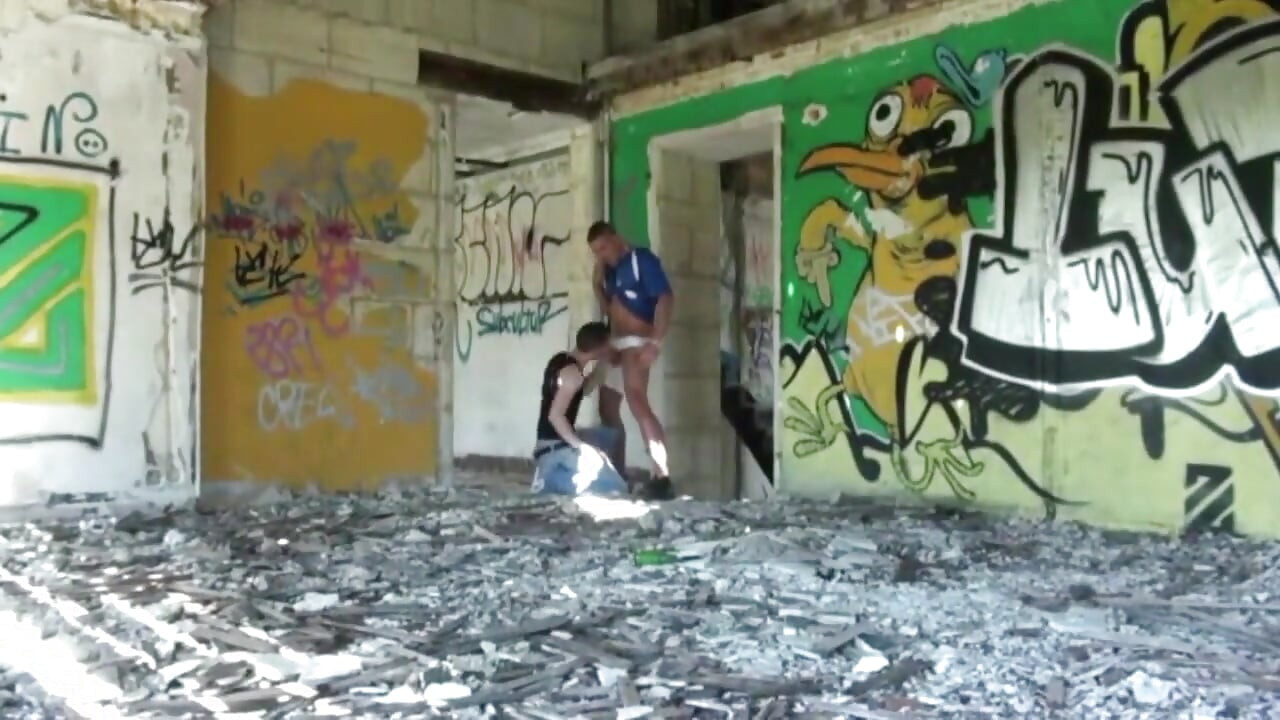 Twink Perancis dikongkek kasar oleh Jordan Fox di luar rumah