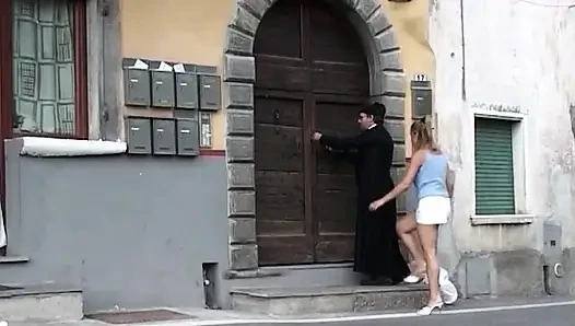 Sarışın orta yaşlı seksi kadın açık havada sert macerada genişliyor