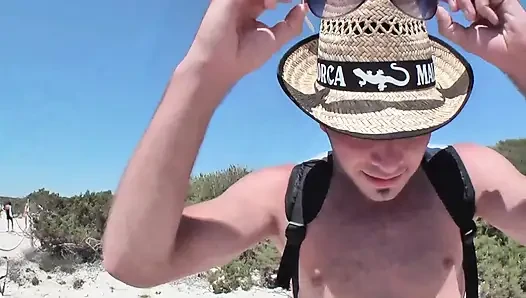 Самая возбужденная молодая пара эксгибиционистов на пляже