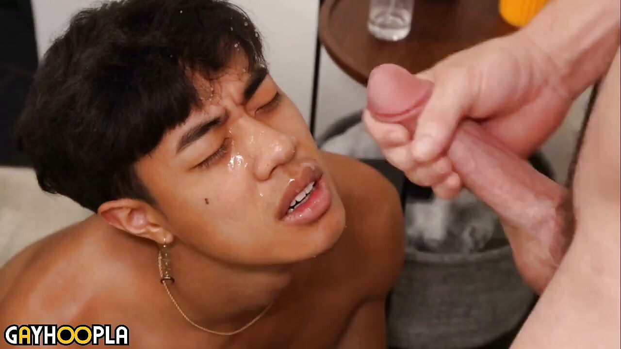Jock Châu Á cúi xuống cho vận động viên người Mỹ.