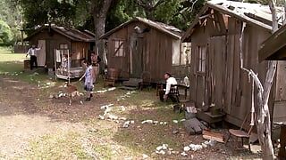 Putas lujuriosas están chupando y follando a dos chicos al aire libre