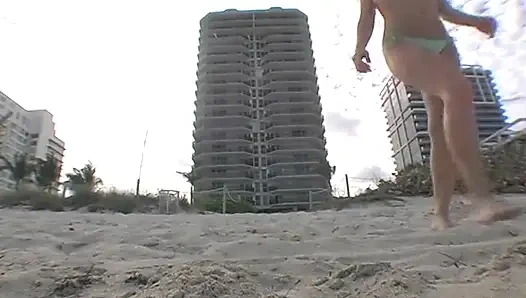 Mia si cewek hot lagi asik ngentot memeknya yang ditindik sampai mengerang keenakan