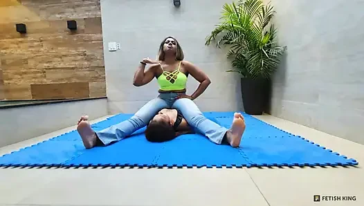 Lebian lagi asik dudukin dada - lebian dengan kaki dan otot yang kuat lagi asik