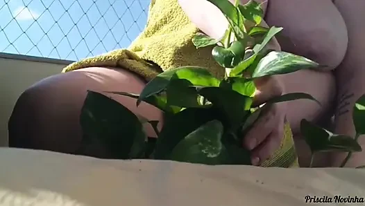 Üvey anne üvey oğlunun bahçe eğitimi veren arkadaşı için video çekiyor - bölüm 02