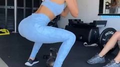 Victoria Justice подпрыгивает своей потрясающей задницей в спортзале
