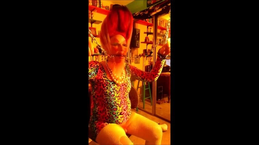 Sissy okovana začepljena usta bdsm