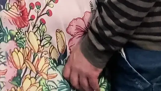 Bu kız herkesin içinde amını ovmama izin veriyor