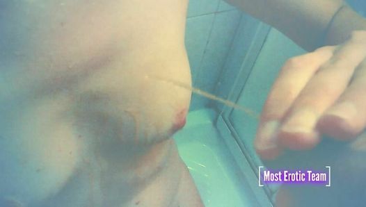 Elle adore pisser sur les seins et faire des pipes sous la douche