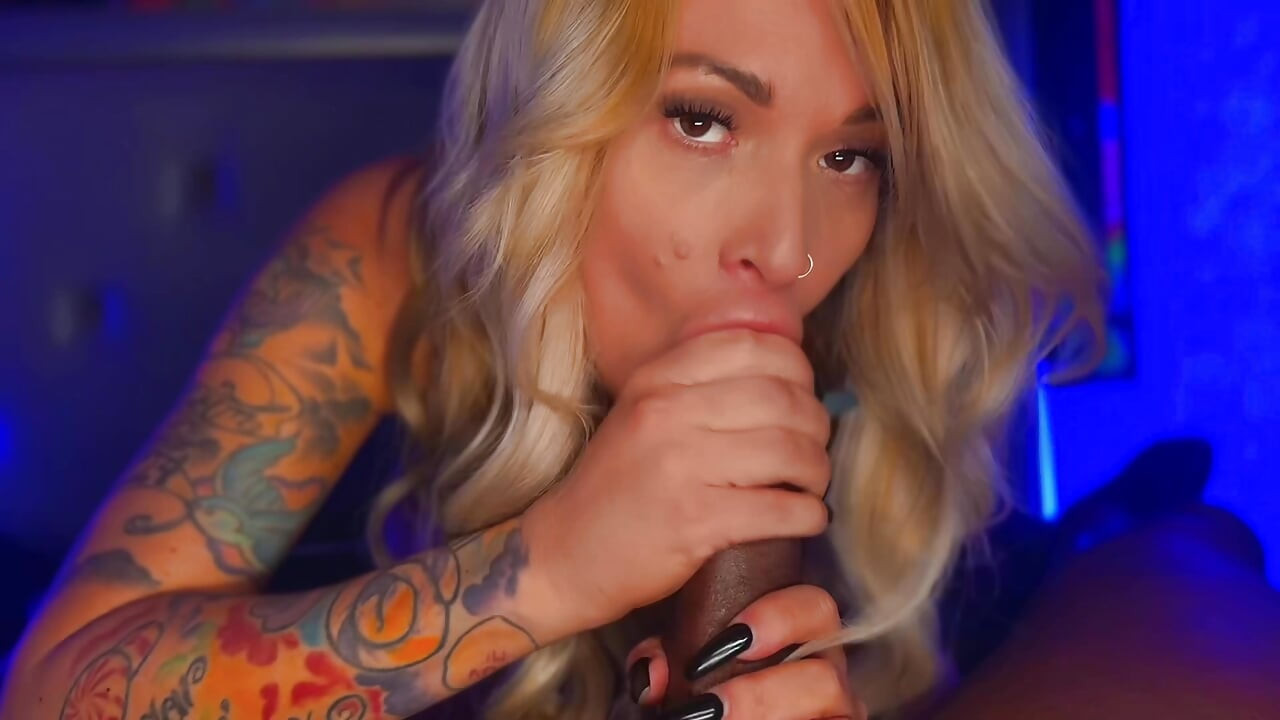 Hot Blonde Første BBC-oplevelse Eksplosiv Cumshot