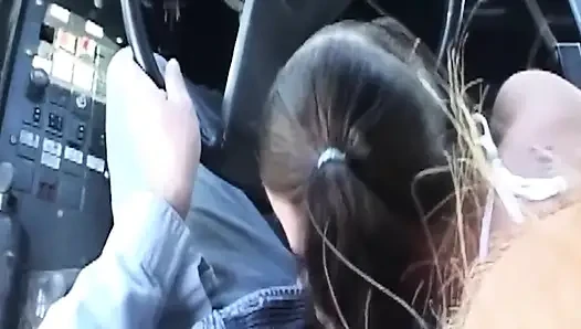 Cewek dewasa rambut cokelat ini dientot habis-habisan sama kontol besar sampai menganga lebar