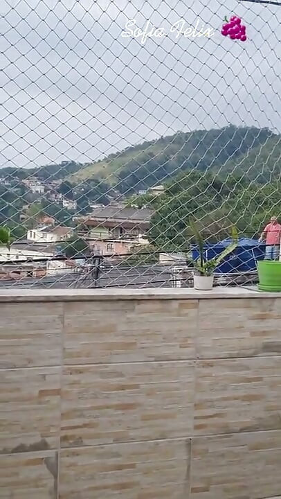 Vizinha gostosa se exibindo na varanda