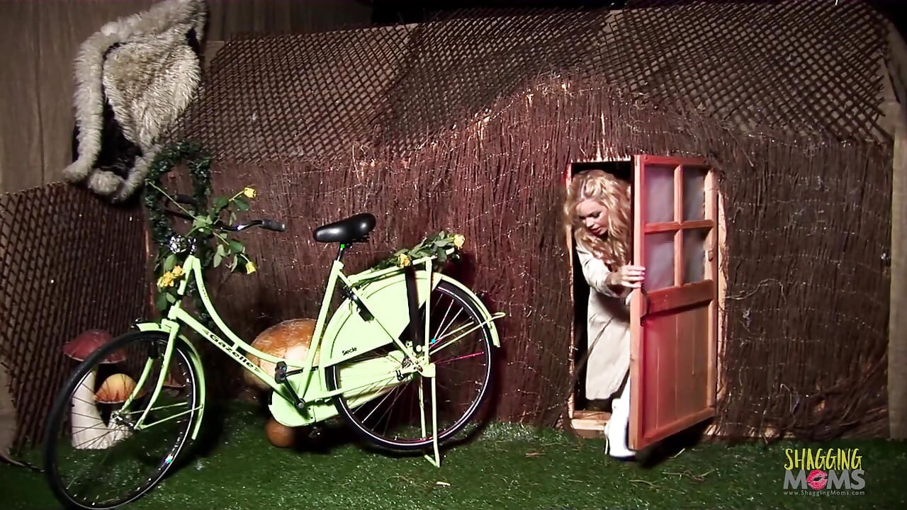 Een enorme orgie met twee rondborstige milfs en twee harige jongens die hun grote konten vullen met room