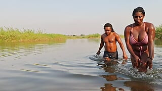 Sesso su un'isola nel deserto in mezzo all'oceano scopa davanti alla folla