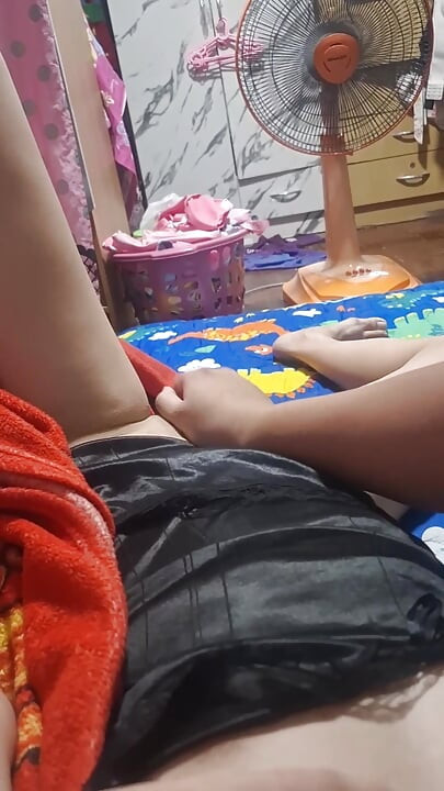 他用手指指著他的妻子，直到她達到高潮