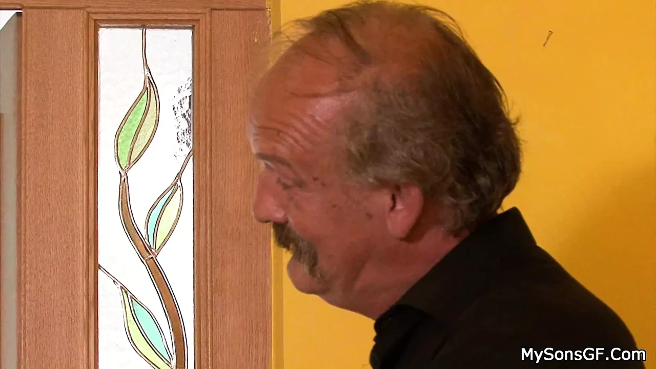 她骑乘老人的小鸡巴并被干