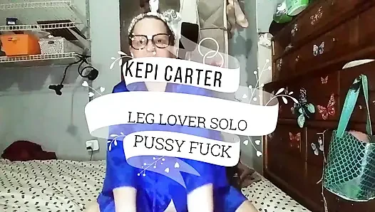 Genç kız kaslı ve bacaklı sevgilisi dildo emiyor ve sikişiyor