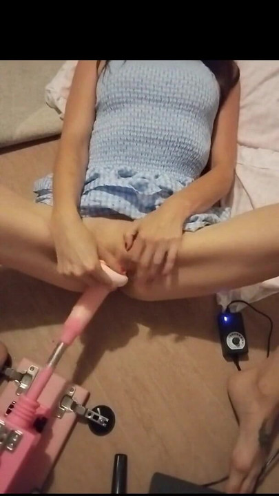 Emotionaler moment aus "Schau zu, wie ich von der fickmaschine hart geritten werde, bis ich squirte"