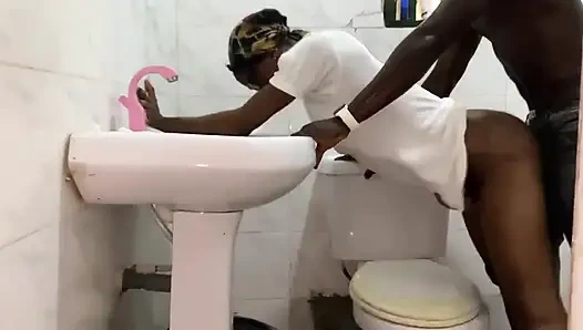 Musa fickte das zimmermädchen hardcore mit dem badezimmer