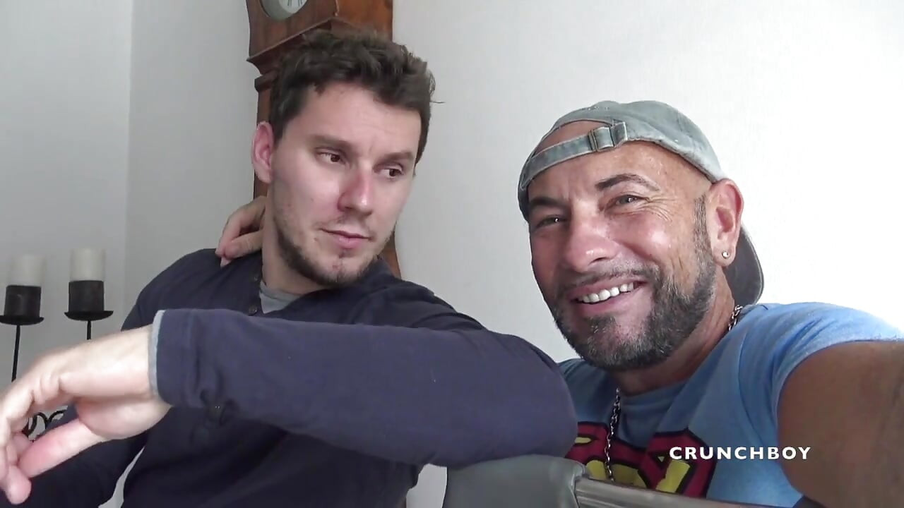 야외에서 Jimy Fix에게 따먹히는 트윈크 Kevin 엉덩이