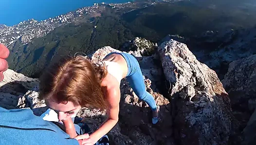 Bu güzel şehvetli güzelliğin abs'lerine büyük bir boşalma olana kadar uçurumda riskli halka açık sikiş