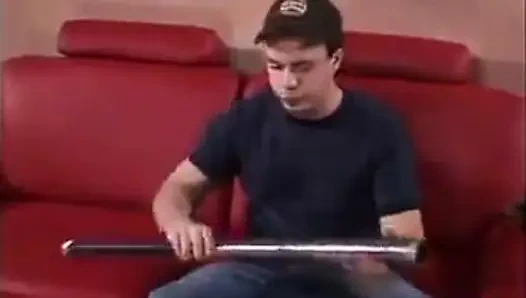 Orta yaşlı seksi kadın kanepede oğlunun arkadaşını baştan çıkarıyor ve sikiyor