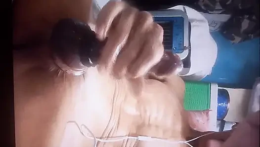 Tatmin ayrıca rahatlamak için kendi yarağını sıvazlıyor
