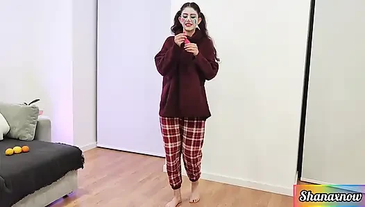 Shana en seksi palyaço striptiz yapıyor