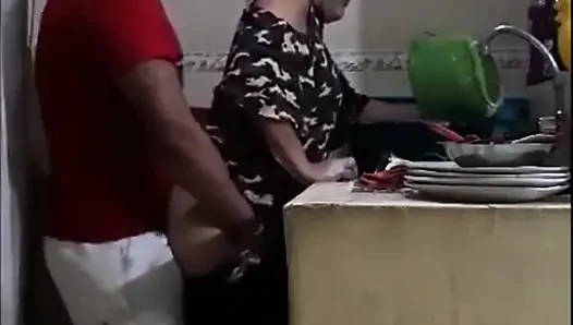 Çalışan bulaşık yıkarken sikiliyor - karım neredeyse bizi yakalıyor