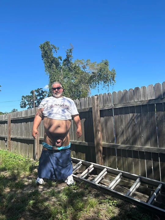 Idősebb, előkelő ősz hajú mostohaapa jelzi a területét