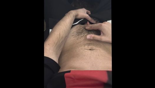 FTM gioca con un enorme clitoride dopo l'appuntamento dal medico