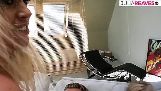 Gadis-gadis panas mengisap kontol besar lalu disetubuhi secara bergiliran di sofa