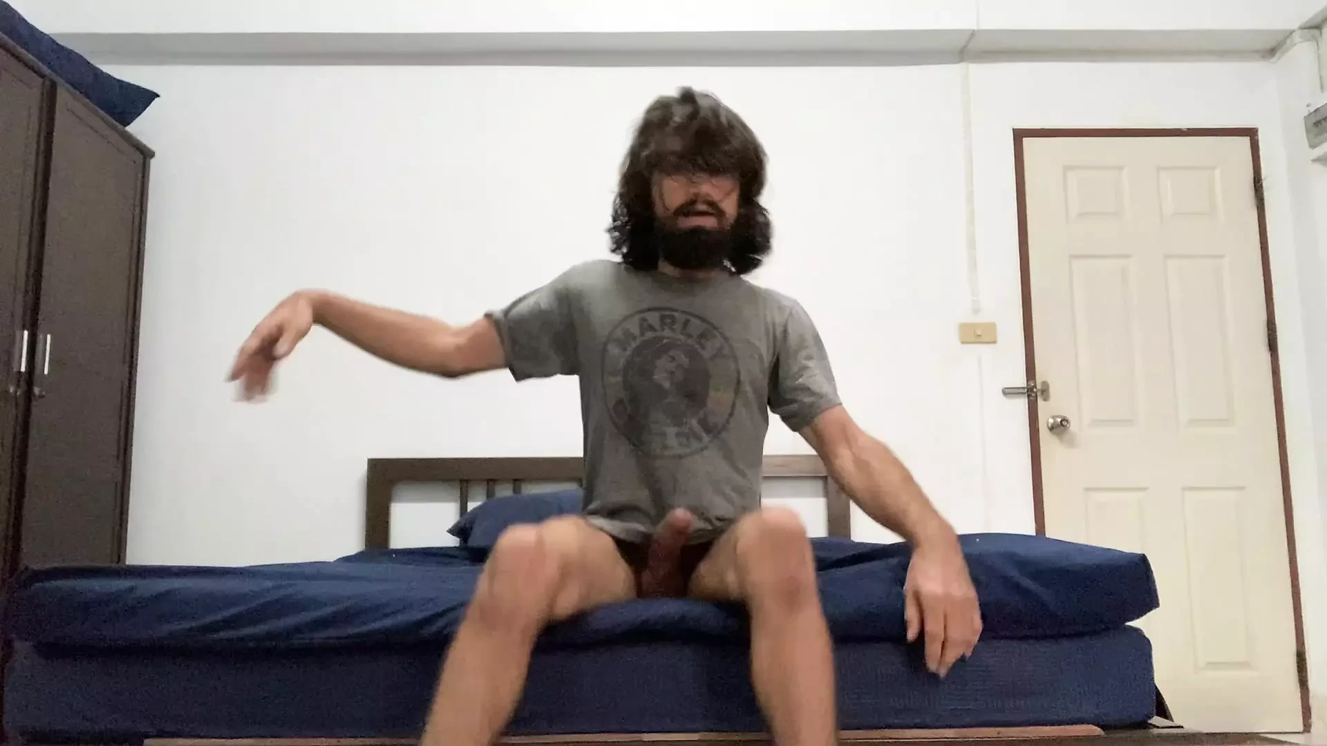 脑瘫男人抚摸他的大鸡巴