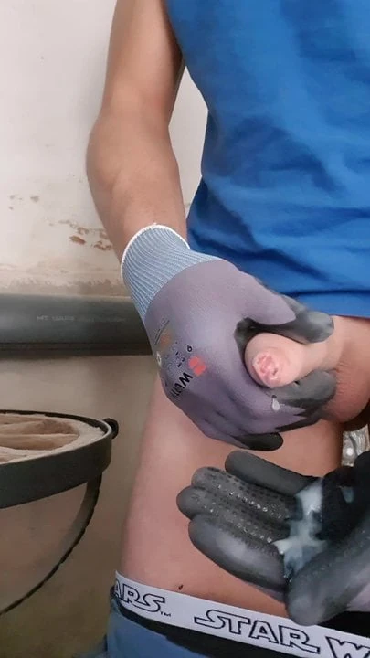 年轻人在工作时抽插他未割包皮的鸡巴，使其射入大量精液