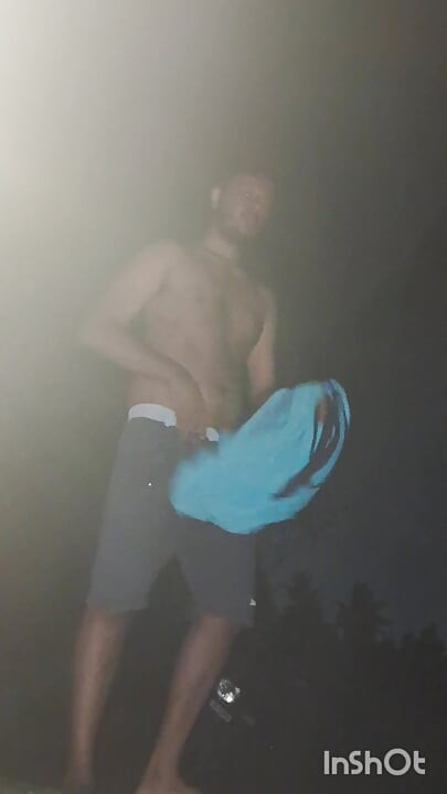 Nude mallu indiano cara em público andando ao ar livre à noite