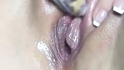 Geiles küken masturbiert mit essen auf einer couch