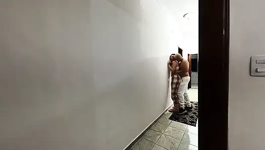 Ayah tiriku ngentot memekku habis-habisan dan masturbasi di lorong rumah.