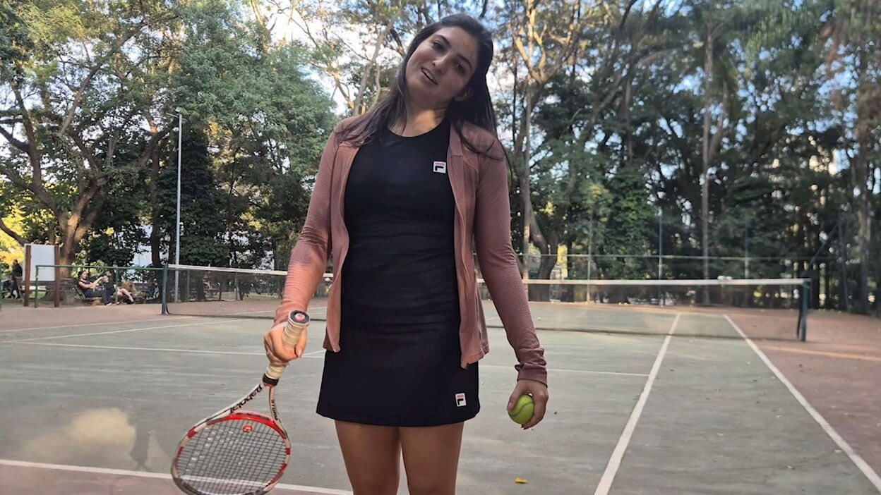 Rafaela and Igor are taking their Strip Tennis match outside
